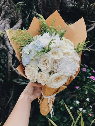 A bouquet of white roses