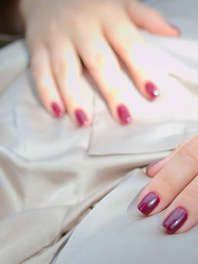 Short nails in a glossy plum shade