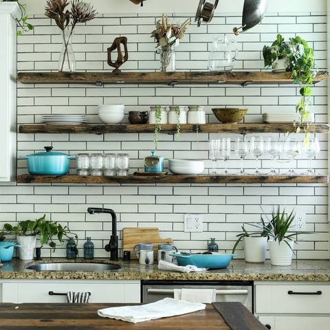 A tidy kitchen with open shelves and a clean hob