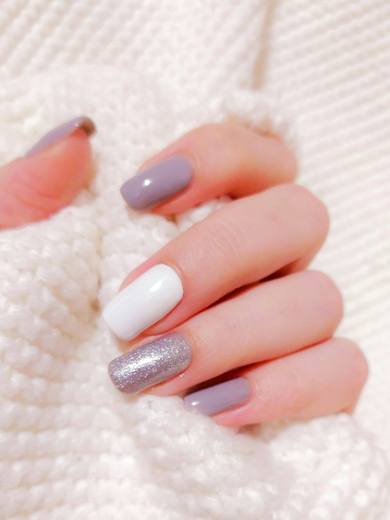 Short almond nails in pearly lilac chrome