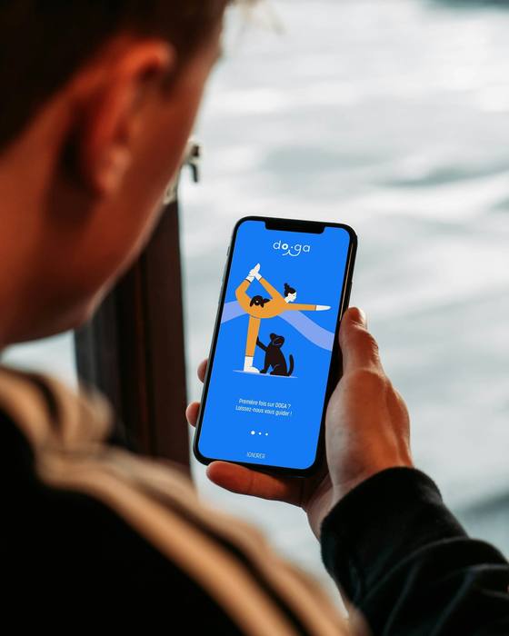 A client holding a phone showing a workout in the app